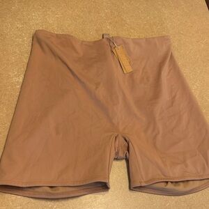 SKIMS seamless sculpting mid waist above knee shorts extra large sienna